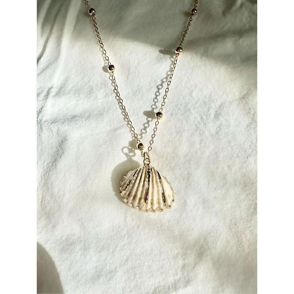 Gold color clam seashell chain necklace￼